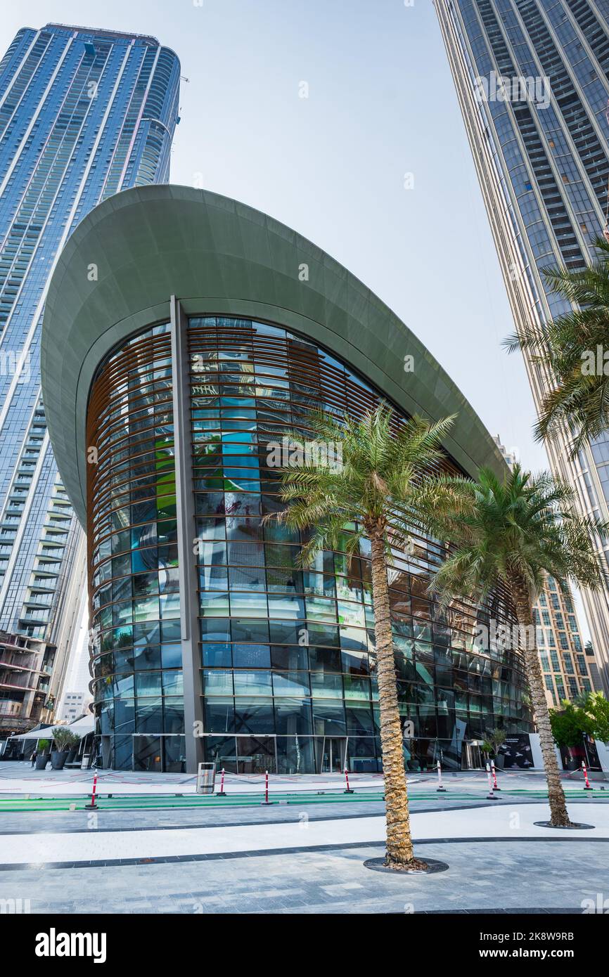 Dubai, VAE - Oktober 2022: Dubai Opera, ein multiformatfähiges Zentrum für darstellende Kunst, das sich im Opernviertel in der Innenstadt von Dubai befindet. Stockfoto