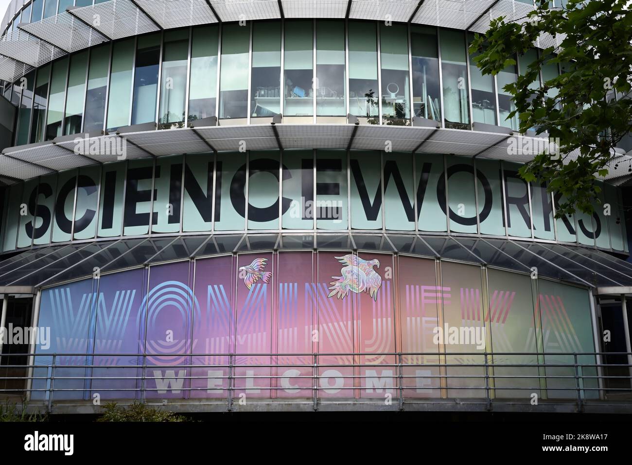 Vor dem Scienceworks Museum mit großer Willkommenskunstausstellung, einschließlich einheimischer Worte für die Begrüßung der Besucher Wominjeka Stockfoto