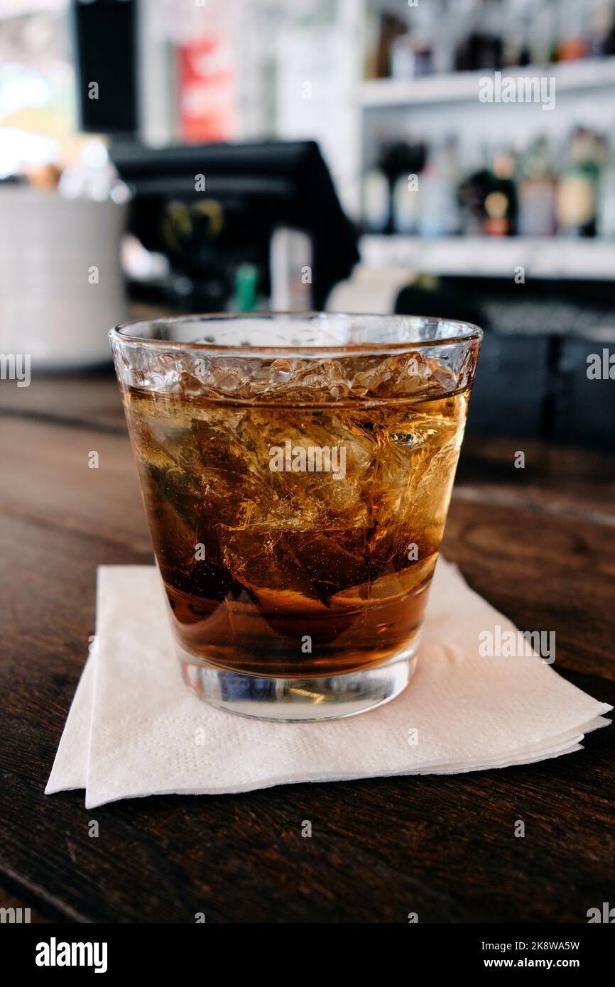 Gemischtes alkoholisches Getränk oder Cocktail-Getränk mit Bourbon, Whisky oder Rum und Cola oder Diet Coke auf einem Tresen. Stockfoto