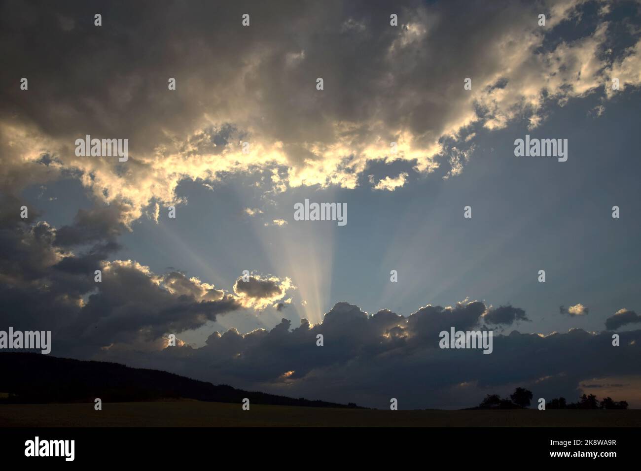 Herbstlicher Sonnenuntergang mit dramatischem Himmel. Stockfoto