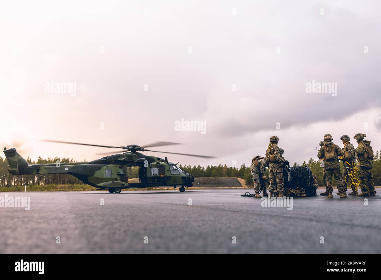 US-Marineinfanteristen mit Kampflogistikbataillon 6 (CLB-6), Kampflogistikregiment 2, 2. Marine Logistics Group und finnische Soldaten mit Hubschrauberbataillon, Utti Jaeger Regiment, beenden den Frachtlift-Betrieb während einer Nachversorgung des Hubschrauberteams zur Vorbereitung auf die Übung Frostwind 22 in Syndalen, Finnland, 18. Oktober 2022. Die Task Force Red Cloud mit Sitz von Elements of CLB-6 wird nach Finnland eingesetzt, um die Übungen SYD 2022 und Freezing Winds 2022 zu unterstützen, um die gegenseitige Abhängigkeit der US-amerikanischen und finnischen Selektieren im maritimen Bereich zu verbessern und das bilaterale maritime Manöver innerhalb der Fin zu festigen Stockfoto