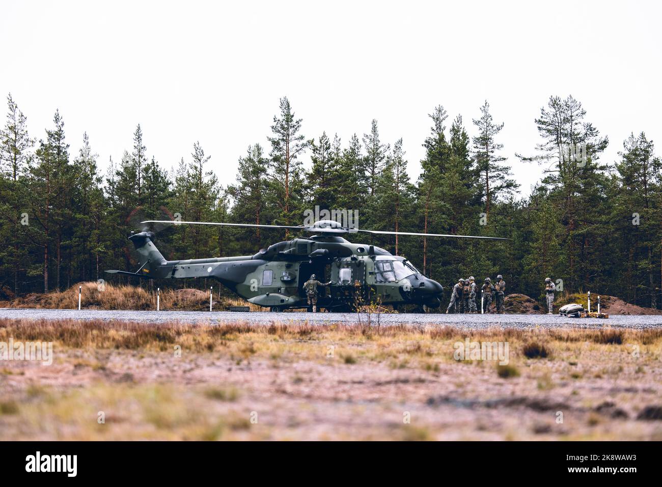 US-Marineinfanteristen mit Kampflogistikbataillon 6 (CLB-6), Kampflogistikregiment 2, 2. Marine Logistics Group und finnische Soldaten mit Hubschrauberbataillon, Utti Jaeger Regiment, beginnen den Betrieb des Hubschrauberunterstützungsteams während einer Nachversorgung des Hubschrauberunterstützungsteams zur Vorbereitung auf die Übung eisiger Winde 22 in Syndalen, Finnland, 18. Oktober 2022. Die Task Force Red Cloud mit Sitz von Elements of CLB-6 wird nach Finnland eingesetzt, um die Übungen SYD 2022 und Freezing Winds 2022 zu unterstützen, um die gegenseitige Abhängigkeit der US-amerikanischen und finnischen Selektieren im maritimen Bereich zu verbessern; das bilaterale Seemanöver wi zu festigen Stockfoto