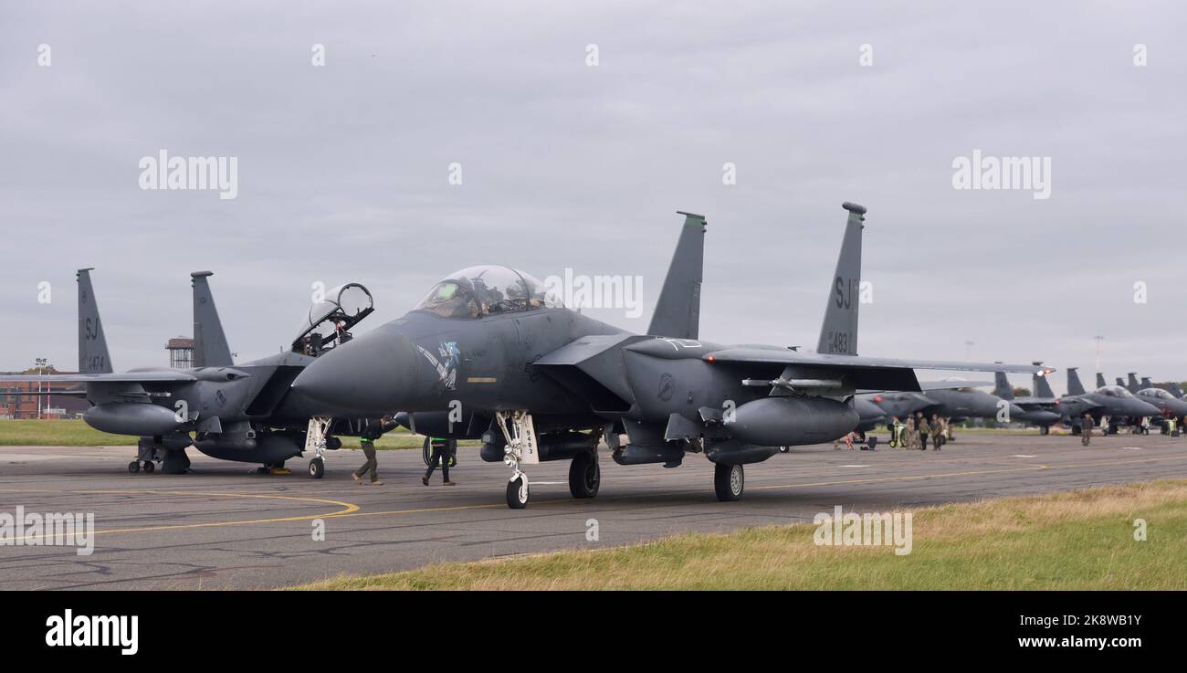 Die Bloody Hundred veranstalteten die F-15 Strike Eagles des Teams Seymour, als sie im Oktober 2022 von der Royal Air Force Mildenhall, England, auf ihrem Heimweg zur Seymour-Johnson Air Force Base, North Carolina, angehalten wurden. Das Team Mildenhall unterstützte die Airmen und Jets der 335. Fighter Squadron und 335. Fighter Generation Squadron. Stockfoto