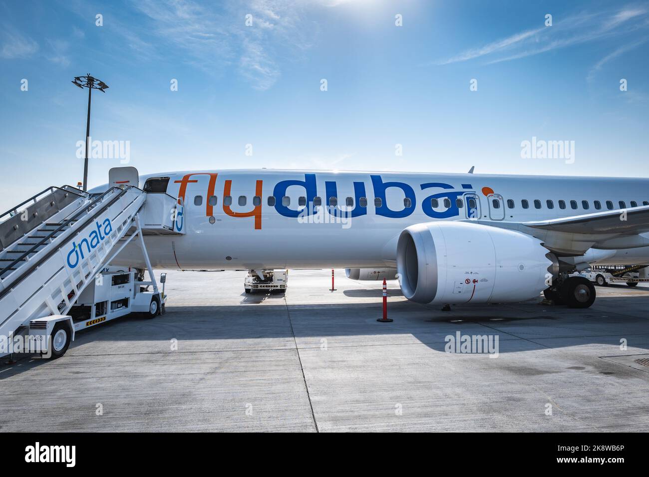 Dubai, VAE - Oktober 2022: Fliegen Sie mit dem Flugzeug von Dubai am Flughafen von Dubai. Flydubai ist eine Low-Cost-Fluggesellschaft in Dubai, Vereinigte Arabische Emirate Stockfoto