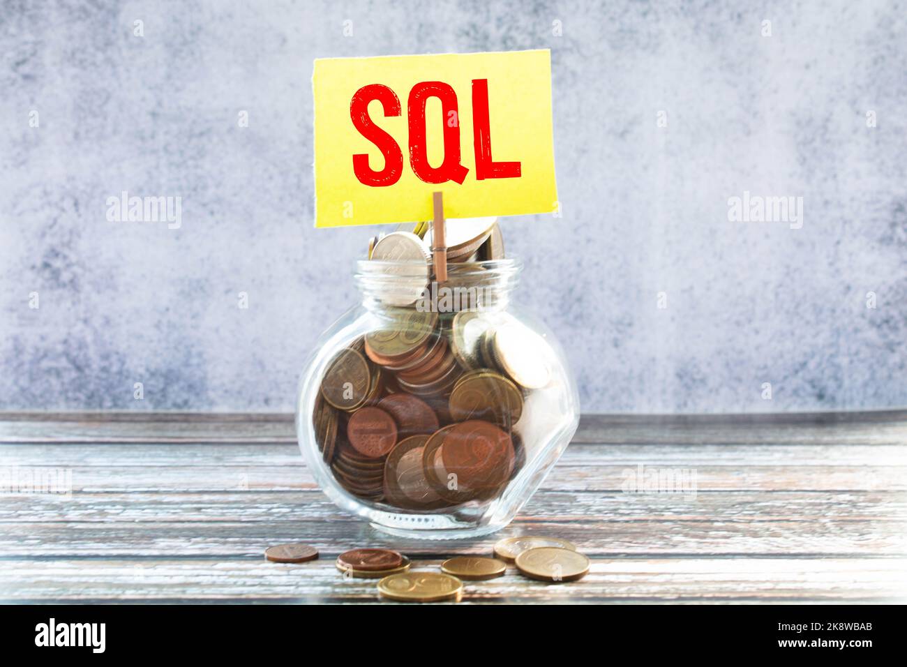 Die Computertastatur hat einen Stift und einen blauen Aufkleber mit dem Text SQL Structured Query Language. Stockfoto