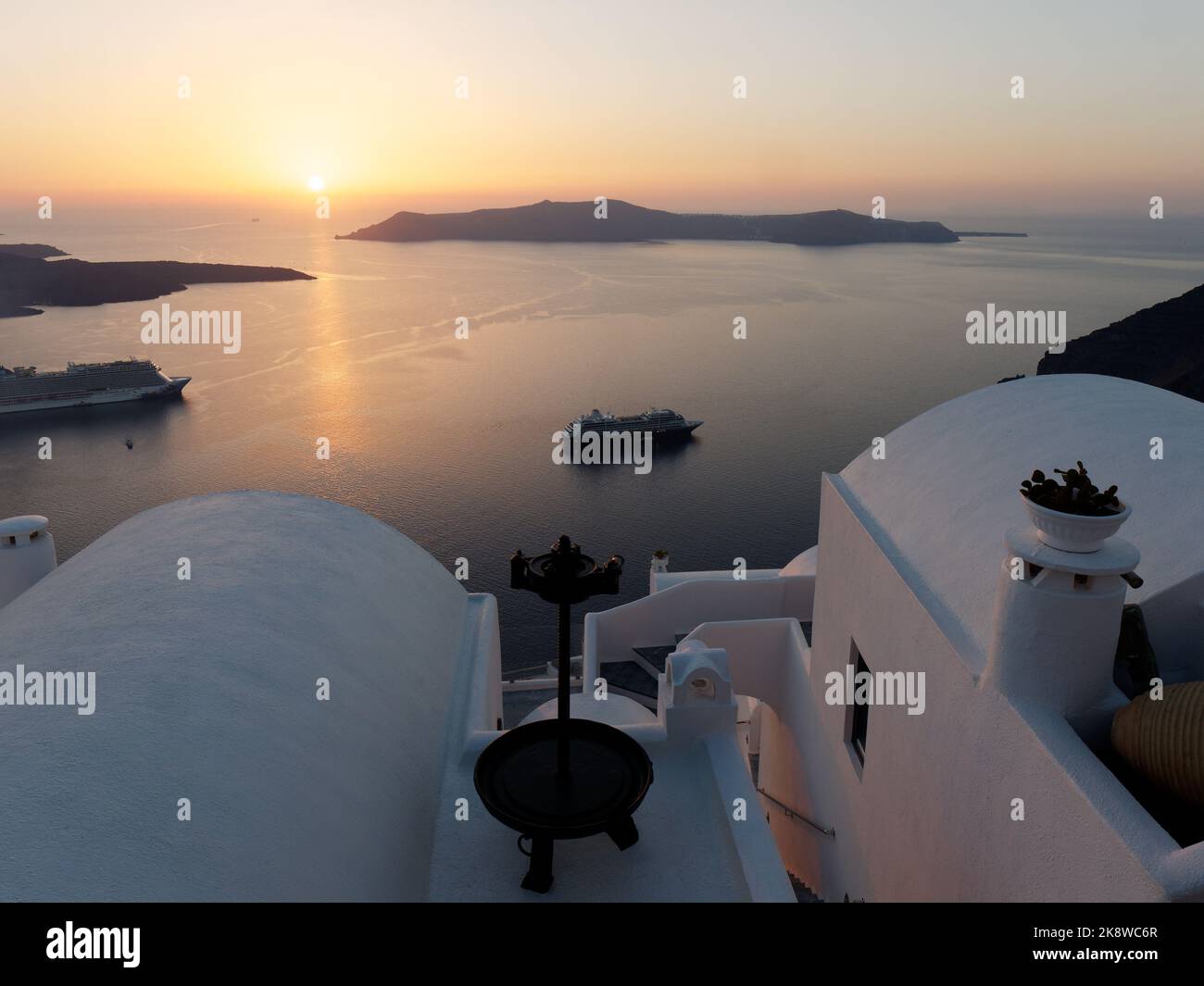 Blick auf Firostefani über die Caldera bei Sonnenuntergang. Griechische Kykladen-Insel Santorin in der Ägäis. Stockfoto