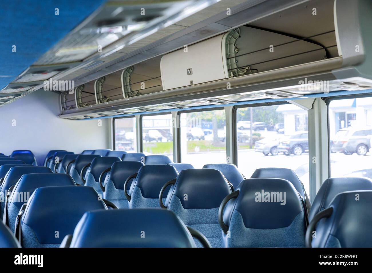 Bus-Interieur mit bequemen Sitzen ohne Personen Stockfoto