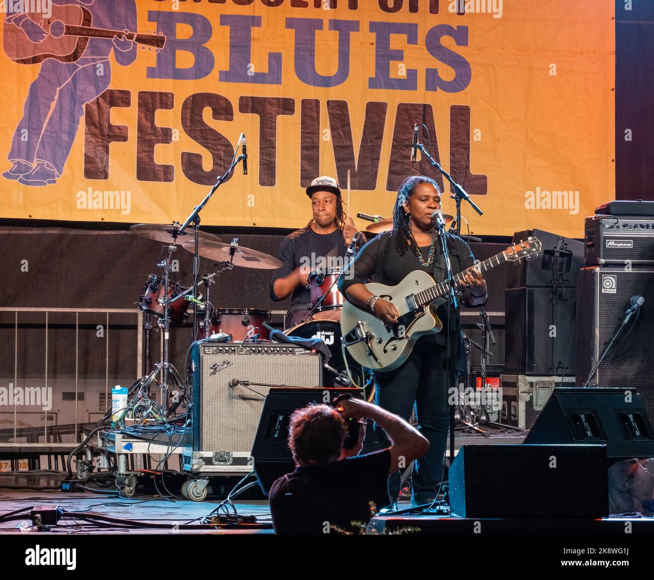 NEW ORLEANS, LA, USA - 16. OKTOBER 2022: Ruthie Foster spielt Gitarre und singt beim jährlichen Crescent City Blues and BBQ Festival Stockfoto