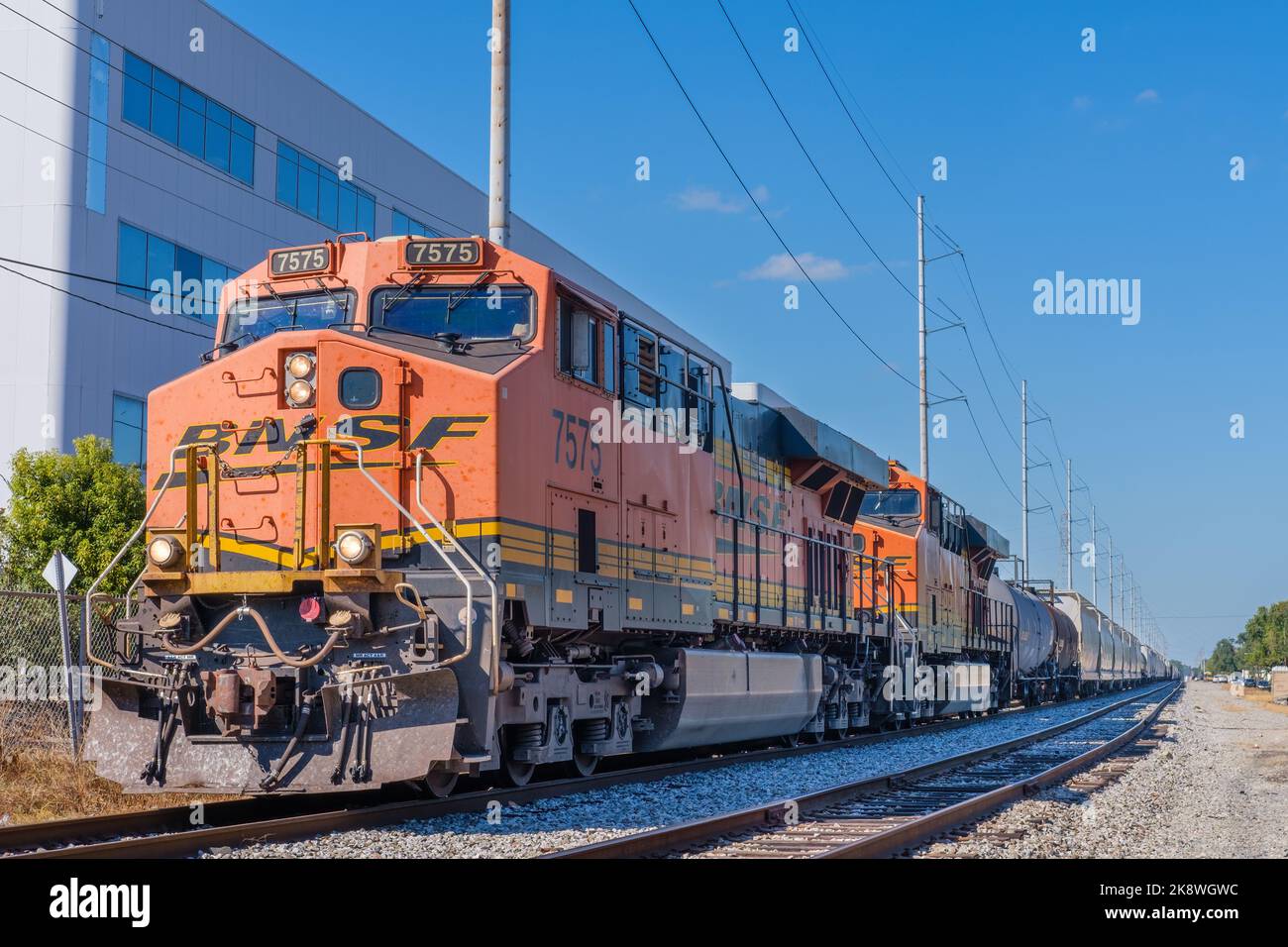 NEW ORLEANS, LA, USA - 23. OKTOBER 2022: BNSF-Lokomotive und langer Zug auf den Gleisen neben dem Gebäude des U.S. Army Corps of Engineers Stockfoto