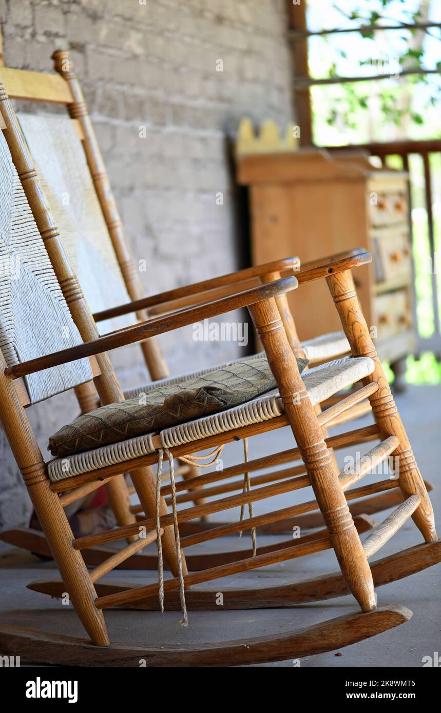 Antiker Schaukelstuhl aus Holz auf der Veranda des Bauernhauses Stockfoto