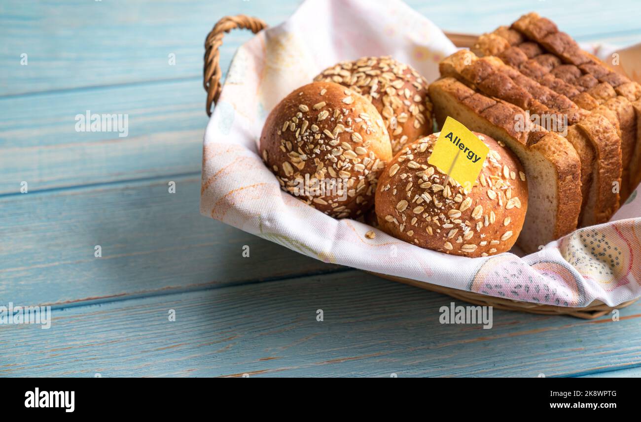 Allergieetikett auf Haferbrot aus Weizen. Konzept der allergischen Gluten-Intoleranz. Stockfoto