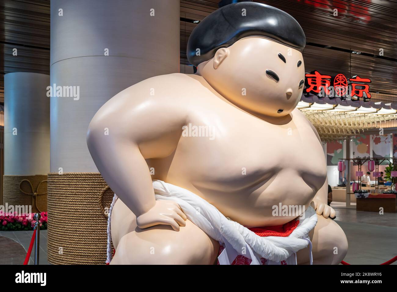 Kuala Lumpur, Malaysia - Oktober 24,2022 : Sumo-Skulptur am Eingang der Stadt Tokio im Pavillon Bukit Jalil, die Menschen sehen können, wie sie sie erkunden. Stockfoto