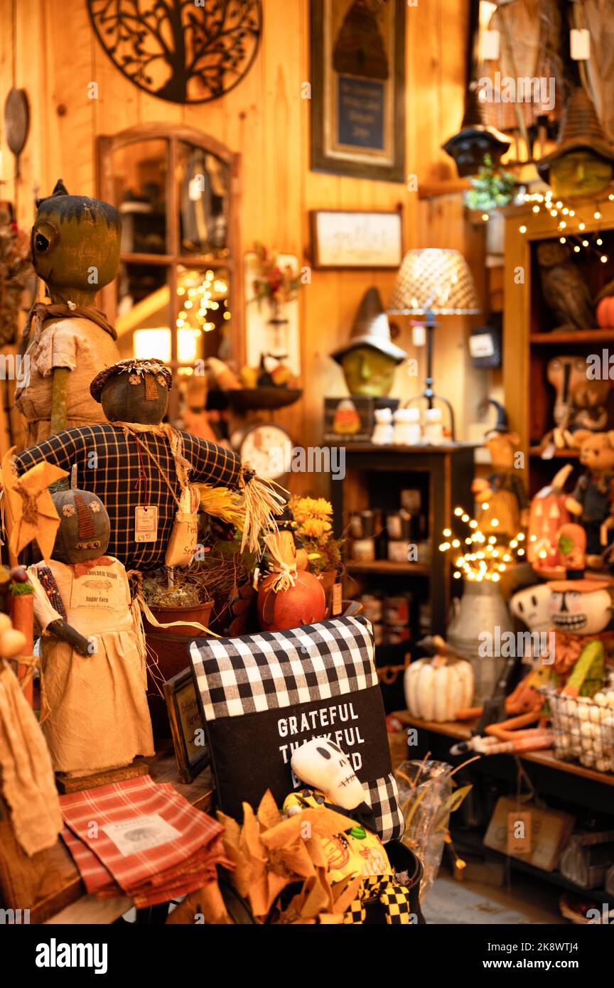Halloween Puppen in einem Landladen Stockfoto