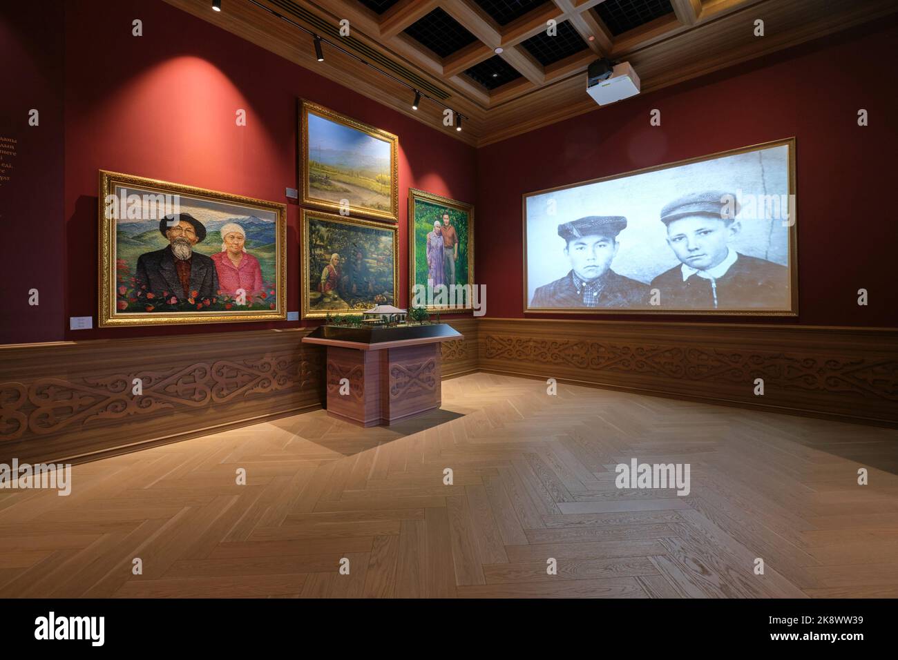Gemälde und Bilder, die das Dorf illustrieren, aus dem Nazarbajew stammte. Im Museum Nazarbayev Tsentr 2, das dem Leben des ersten Presi gewidmet ist Stockfoto