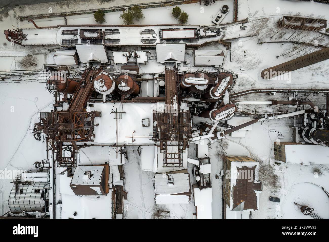 Demidows altes Werk in Nischni Tagil. Alte verlassene Metallurgieanlage am Wintertag. Luftaufnahme. Nischni Tagil, Russland Stockfoto