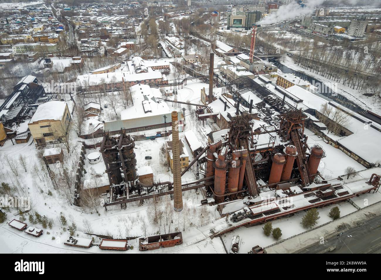 Demidows altes Werk in Nischni Tagil. Alte verlassene Metallurgieanlage am Wintertag. Luftaufnahme. Nischni Tagil, Russland Stockfoto