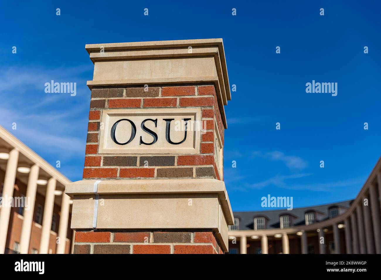 Stillwater, OK - 21. Oktober 2022: OSU-Schriftzug auf Ziegelsteinsäule auf dem Campus der Oklahoma State University Stockfoto