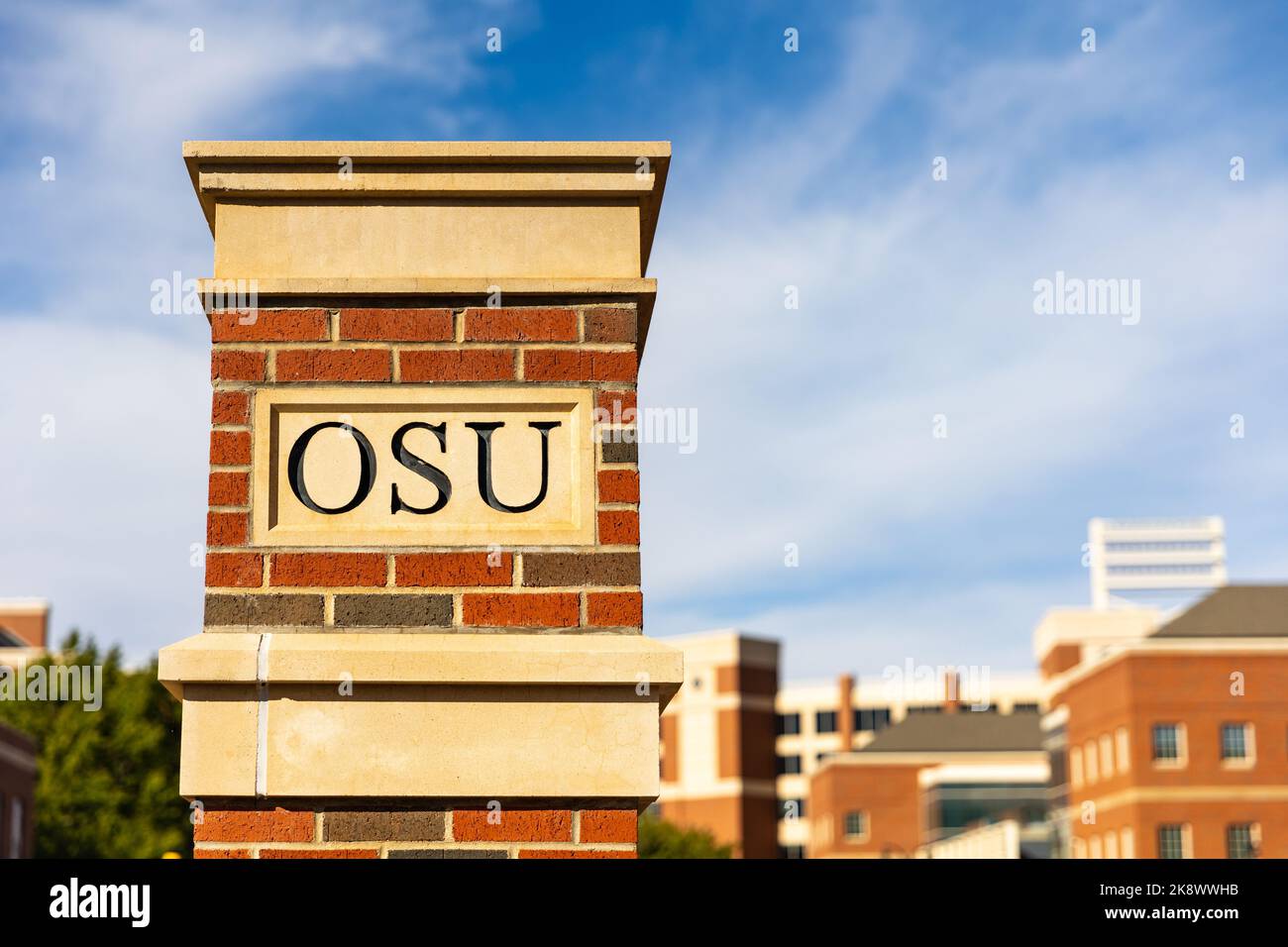 Stillwater, OK - 21. Oktober 2022: OSU-Schriftzug auf Ziegelsteinsäule auf dem Campus der Oklahoma State University Stockfoto