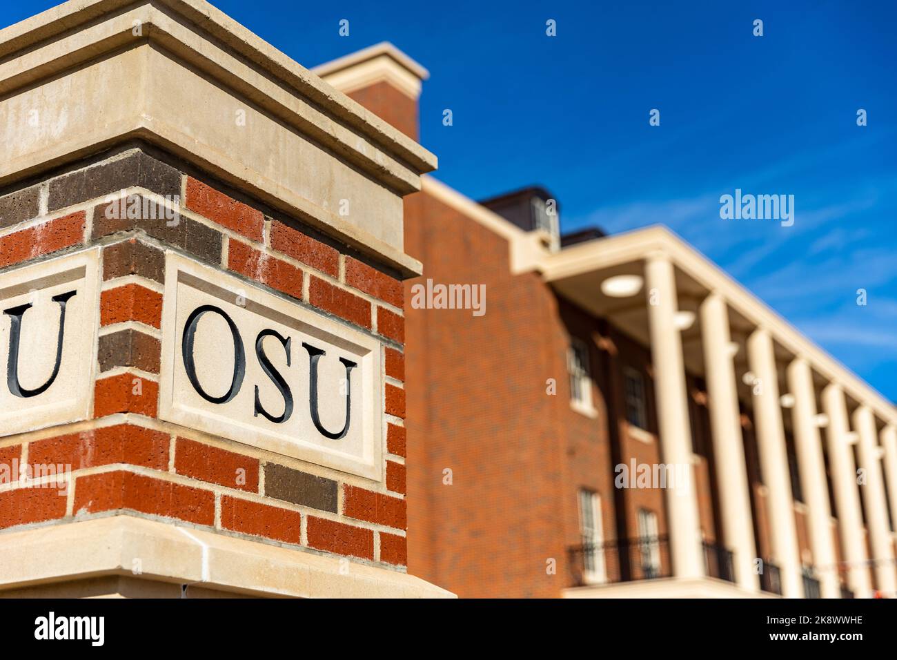 Stillwater, OK - 21. Oktober 2022: OSU-Schriftzug auf Ziegelsteinsäule auf dem Campus der Oklahoma State University Stockfoto