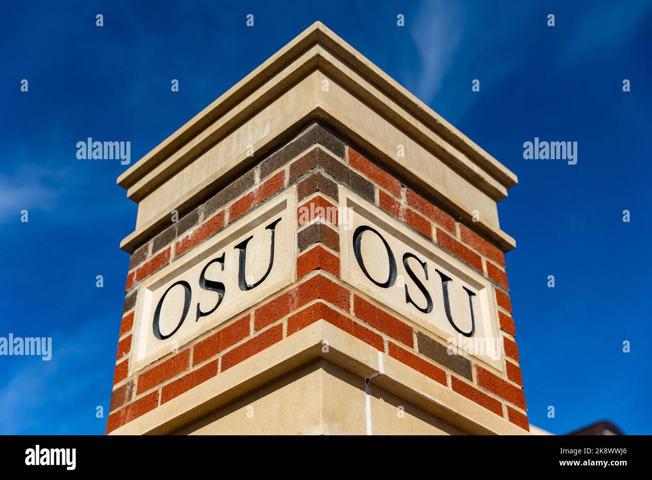 Stillwater, OK - 21. Oktober 2022: OSU-Schriftzug auf Ziegelsteinsäule auf dem Campus der Oklahoma State University Stockfoto