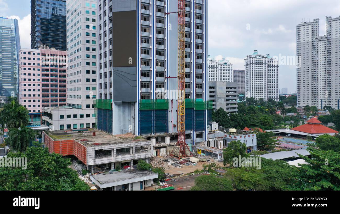 Foto des Wolkenkratzers im Bau, mit Szenerie von leerem Verkehr und anderen Wolkenkratzern. Gefangen in Jakarta, Indonesien Stockfoto