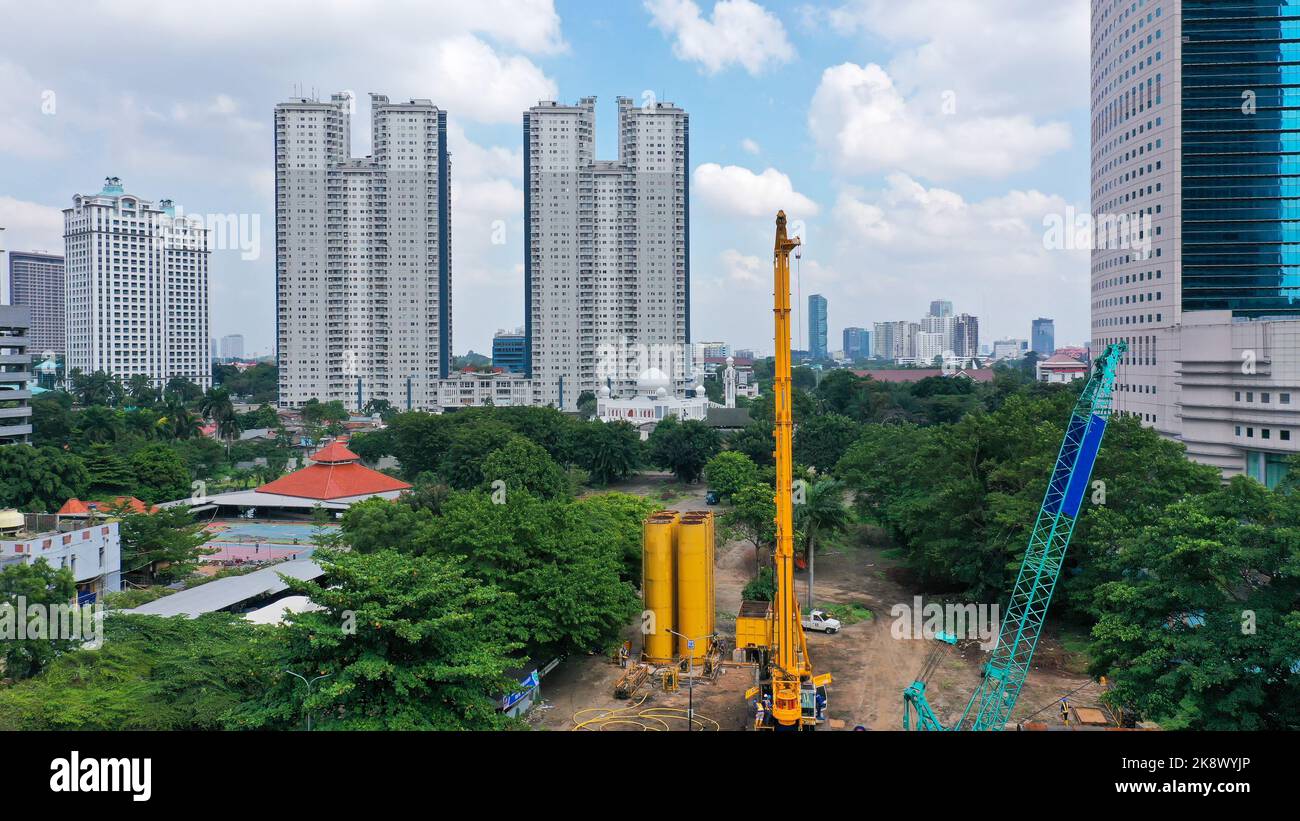 Foto des Wolkenkratzers im Bau, mit Szenerie von leerem Verkehr und anderen Wolkenkratzern. Gefangen in Jakarta, Indonesien Stockfoto