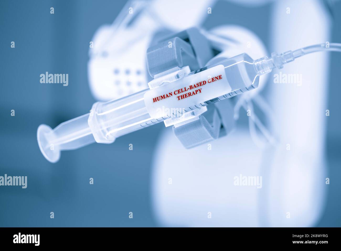 Gentherapie auf Basis menschlicher Zellen Personalisierte Gentherapie. Spritze und Injektion von Stammzellen in Roboterarm Stockfoto