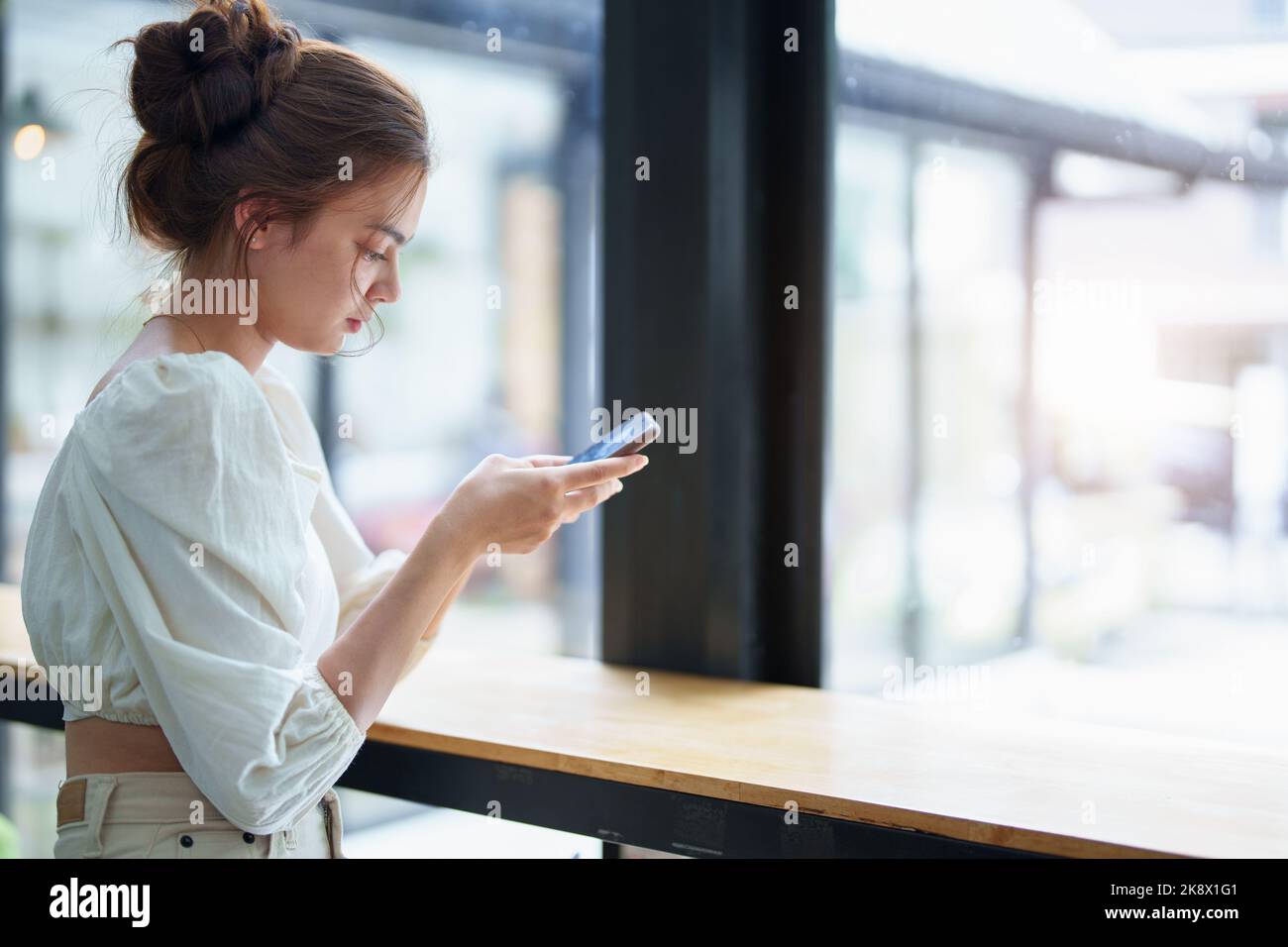 Teenager-Mädchen, die ihr Telefon benutzen, um Videoanrufe zu tätigen oder Freunde anzurufen. Stockfoto