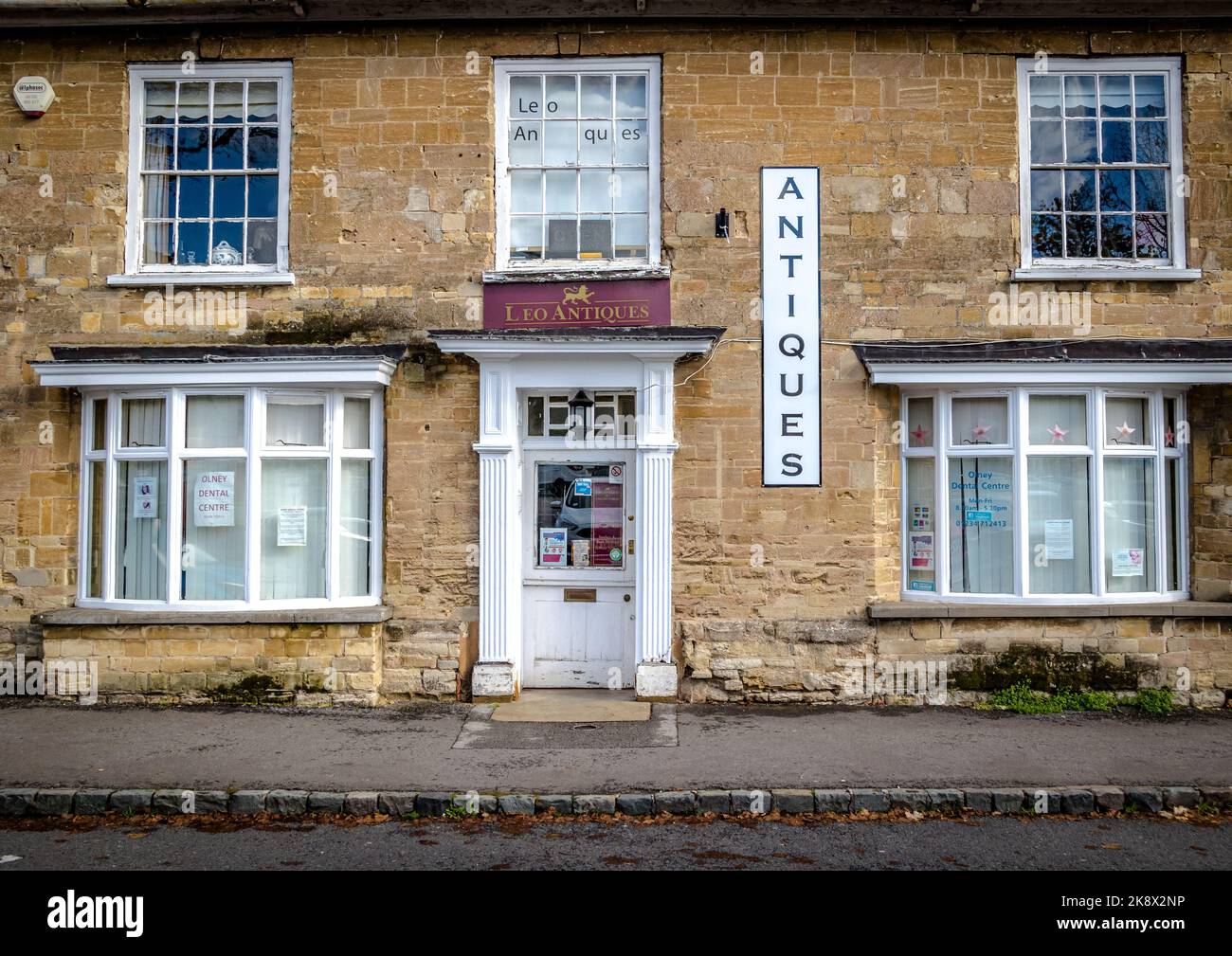 Antiquitätengeschäfte in der begehrten Marktstadt Olney in Buckinghamshire Stockfoto