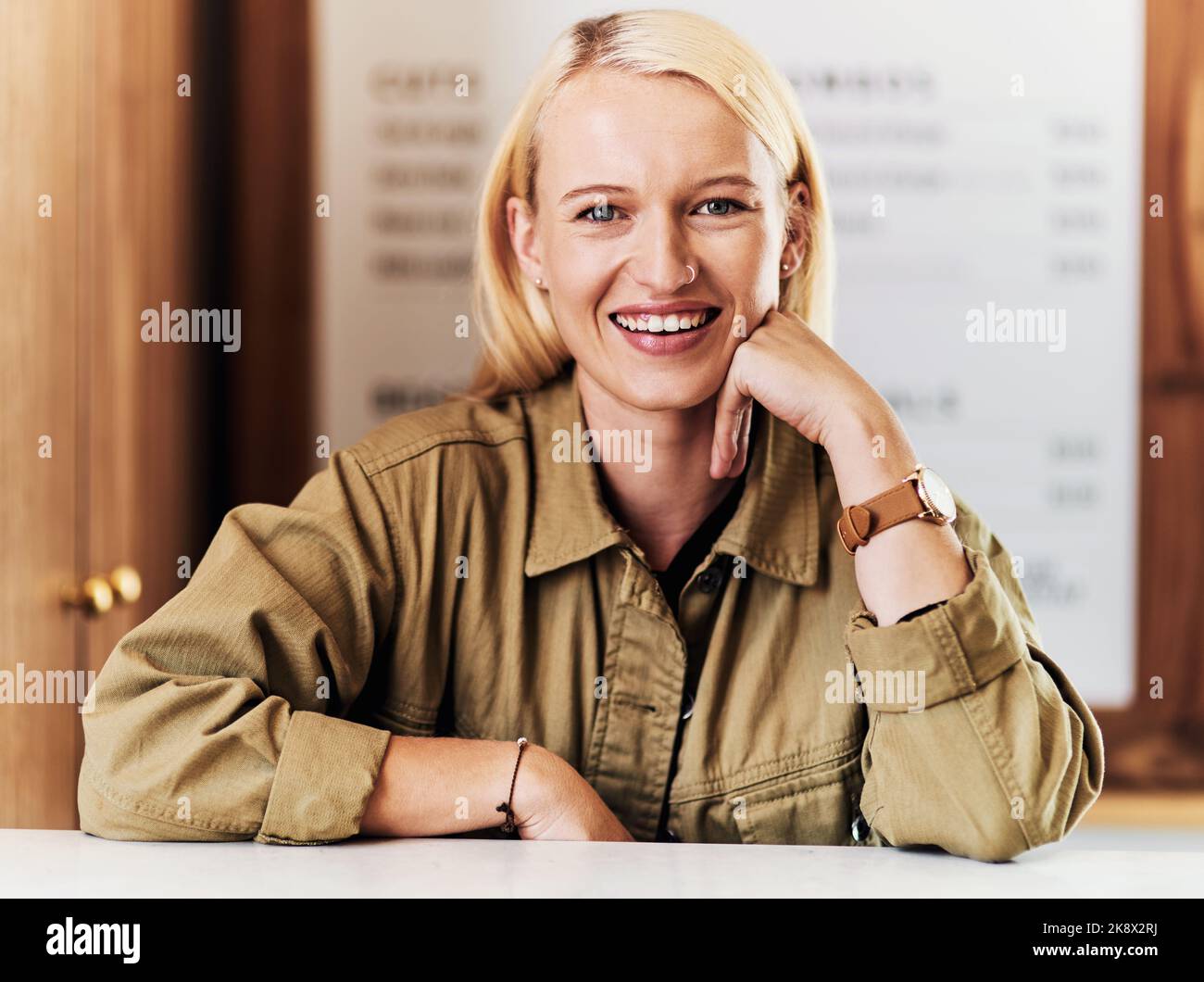 Mein Job ist mein glücklicher Ort. Porträt einer attraktiven jungen Friseurin, die im Empfangsbereich ihres Salons arbeitet. Stockfoto