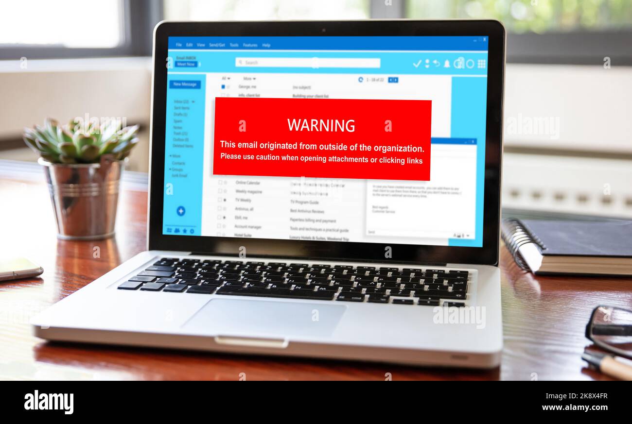 Warnmeldung für E-Mail-Anhänge auf dem Laptop-Bildschirm. Computervirus und Virenschutz. Cyber-Sicherheitskonzept. Stockfoto