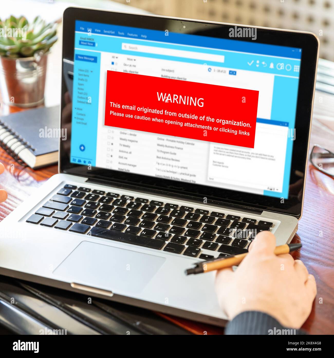 Warnmeldung für E-Mail-Anhänge auf dem Laptop-Bildschirm. Computervirus und Virenschutz. Cyber-Sicherheitskonzept. Stockfoto