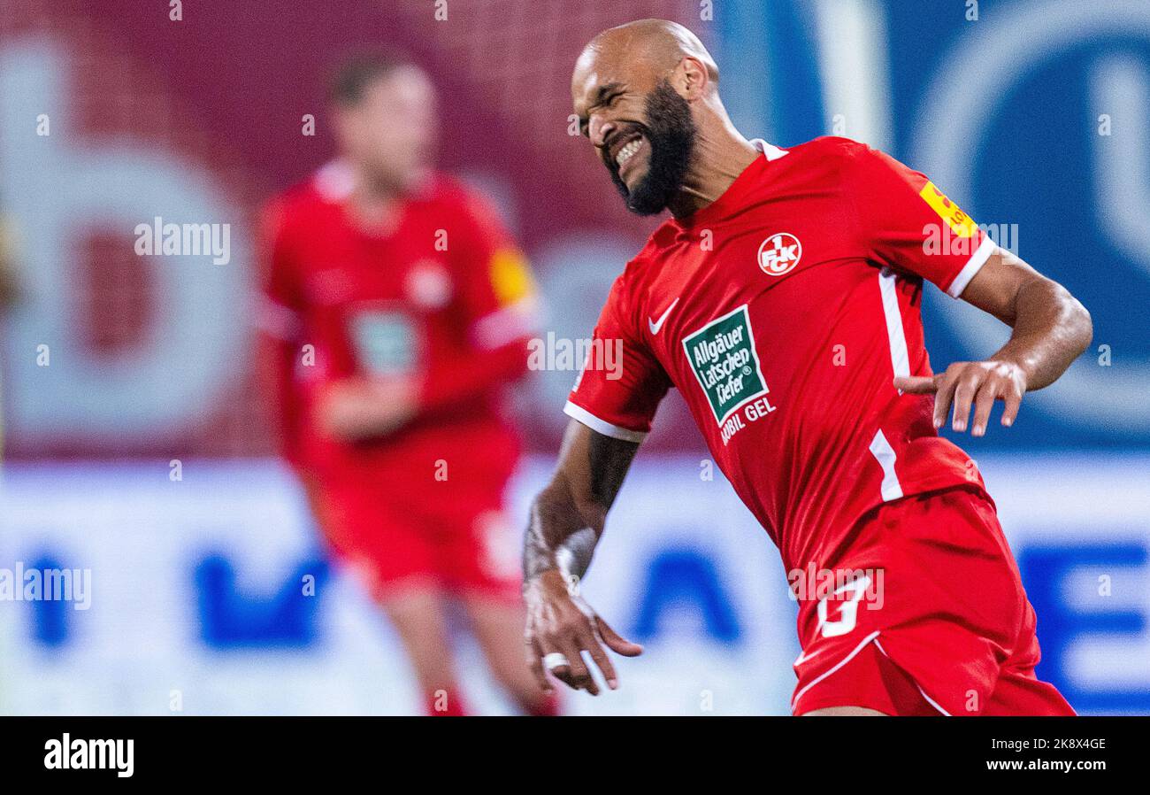 Rostock, Deutschland. 21. Oktober 2022. Fußball: 2. Bundesliga, Hansa Rostock - 1. FC Kaiserslautern, Matchday 13, Ostseestadion. Terrence Boyd von Kaiserslautern. Quelle: Jens Büttner/dpa - WICHTIGER HINWEIS: Gemäß den Anforderungen der DFL Deutsche Fußball Liga und des DFB Deutscher Fußball-Bund ist es untersagt, im Stadion und/oder vom Spiel aufgenommene Fotos in Form von Sequenzbildern und/oder videoähnlichen Fotoserien zu verwenden oder zu verwenden./dpa/Alamy Live News Stockfoto