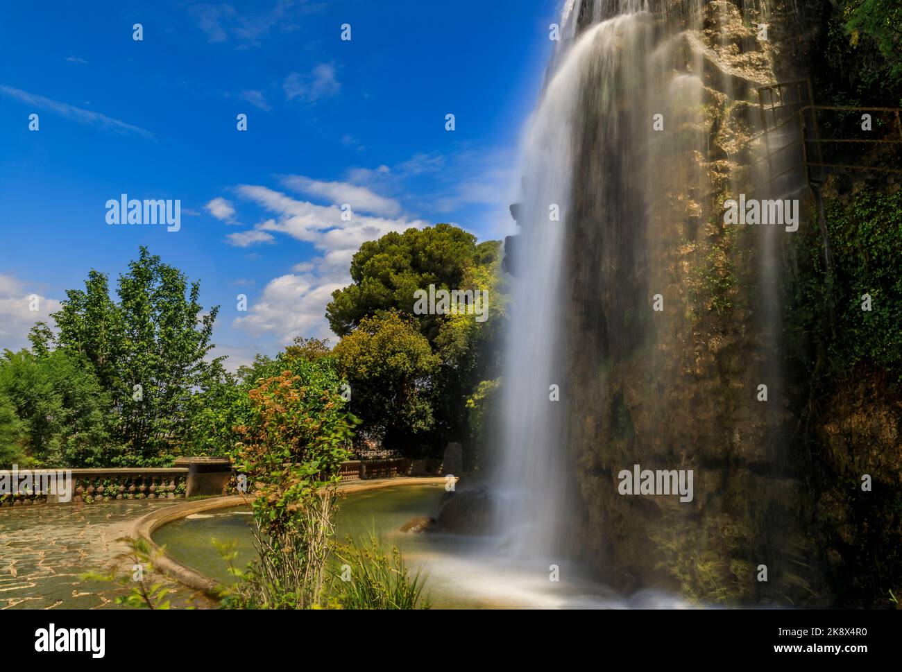 Wasserfall auf dem Burgberg oder Colline du Chateau im Park in Nizza, touristisches Wahrzeichen der französischen Riviera, Südfrankreich Stockfoto