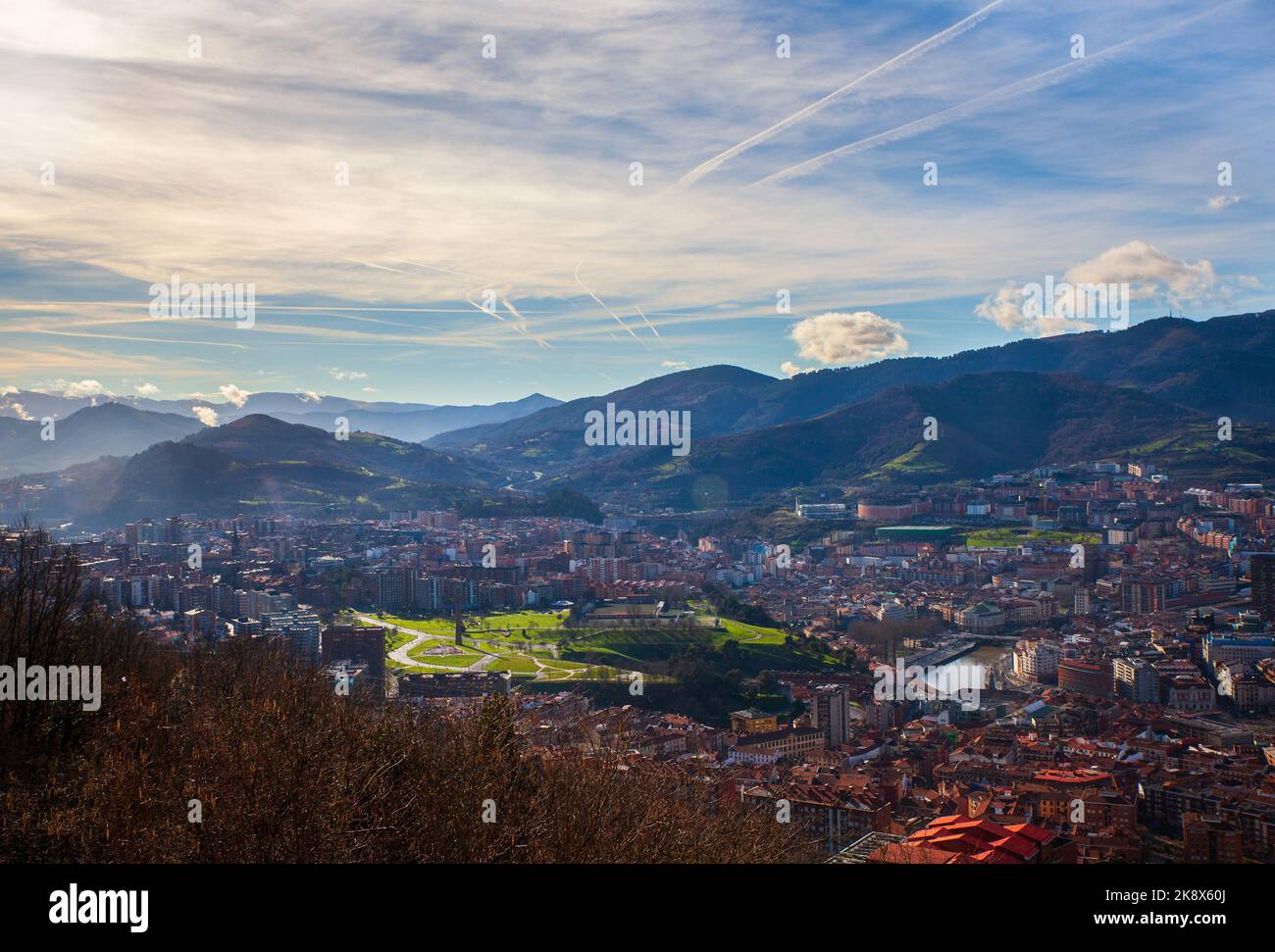 Panoramablick auf die Stadt Bilbao an einem Wintertag vom Hügel Artxanda. Baskenland, Spanien Stockfoto