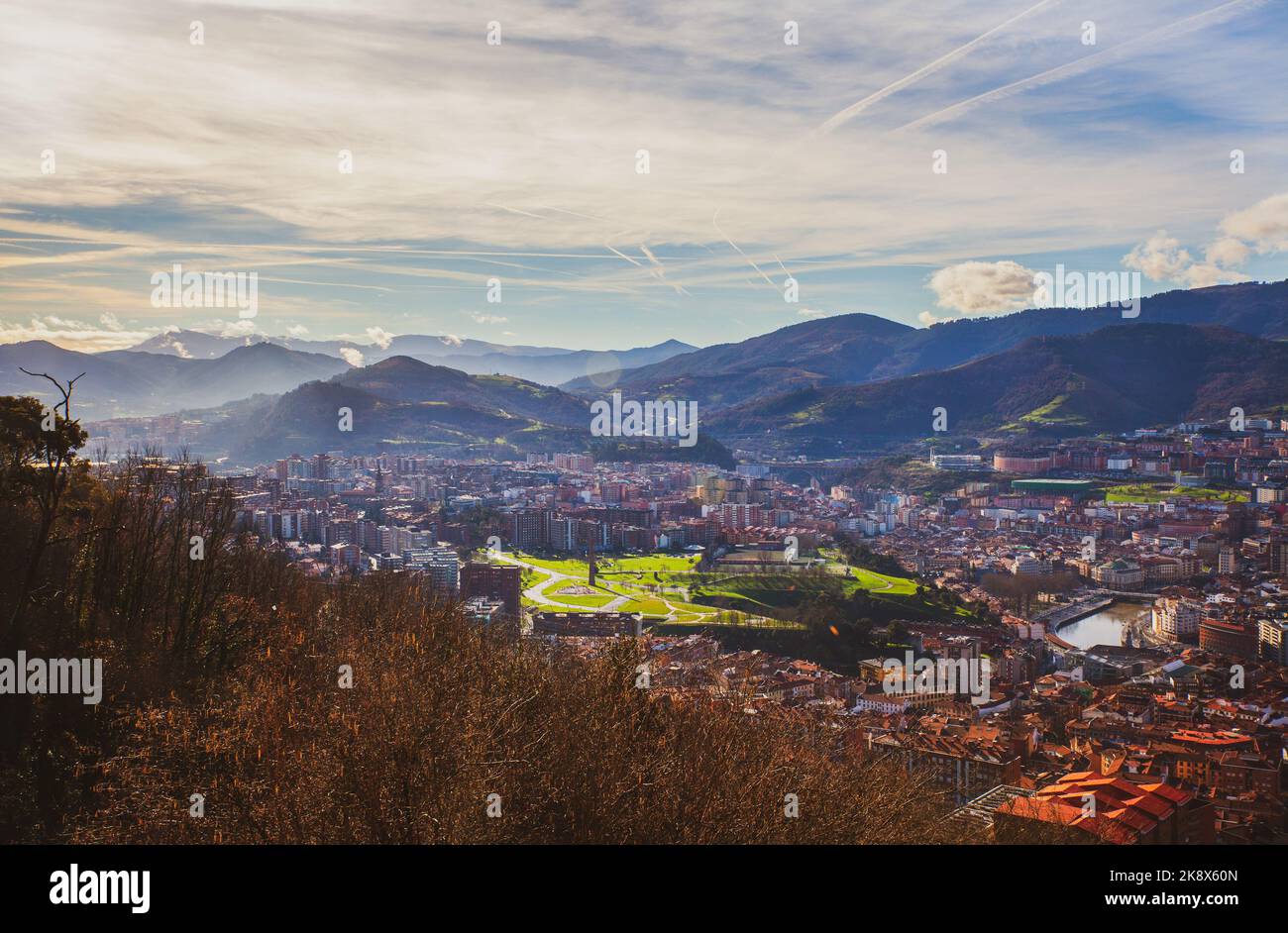 Panoramablick auf die Stadt Bilbao an einem Wintertag vom Hügel Artxanda. Baskenland, Spanien Stockfoto