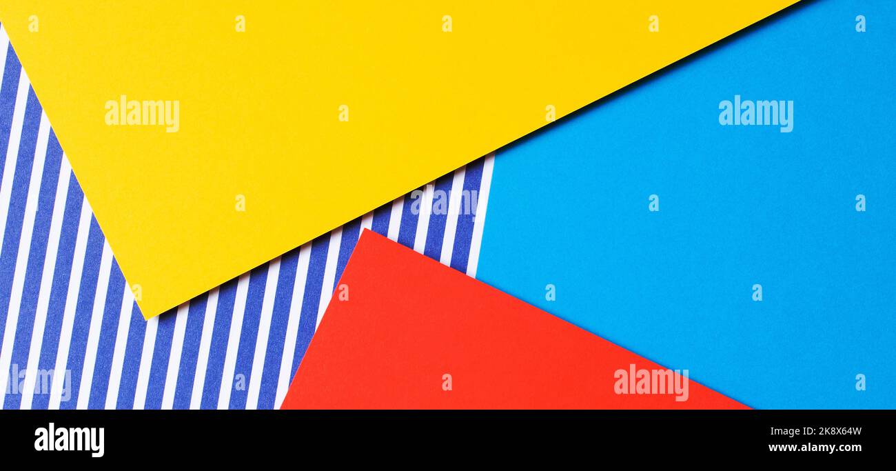 Abstrakte geometrische Mode farbige Papiere Textur Hintergrund. Gelber, roter, blauer und gestreifter Papierhintergrund. Draufsicht, flach liegend Stockfoto