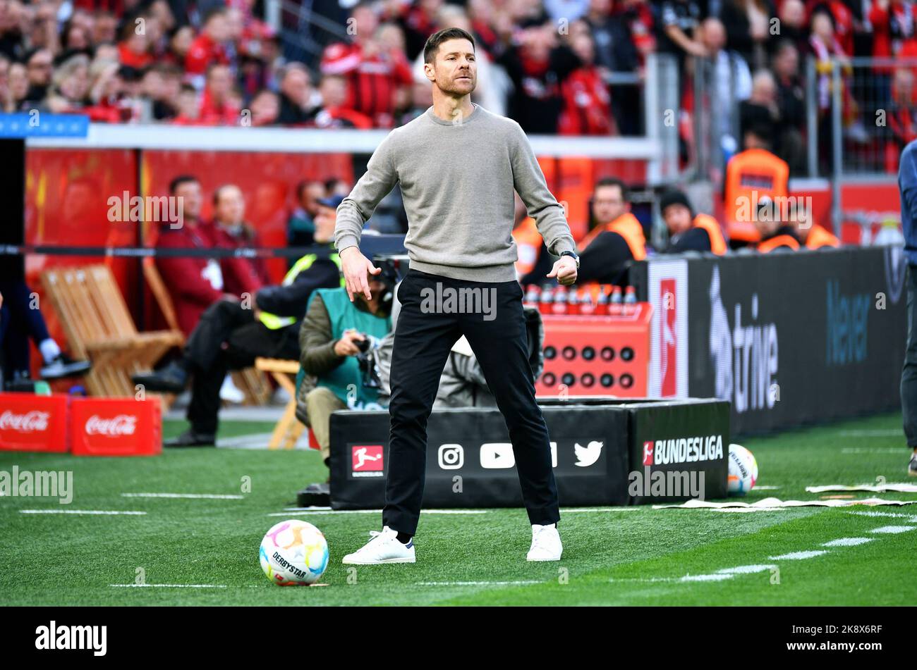 Bundesliga, BayArena Leverkusen; Bayer Leverkusen gegen VfL Wolfsburg; Headcoach Xabi Alonso Stockfoto