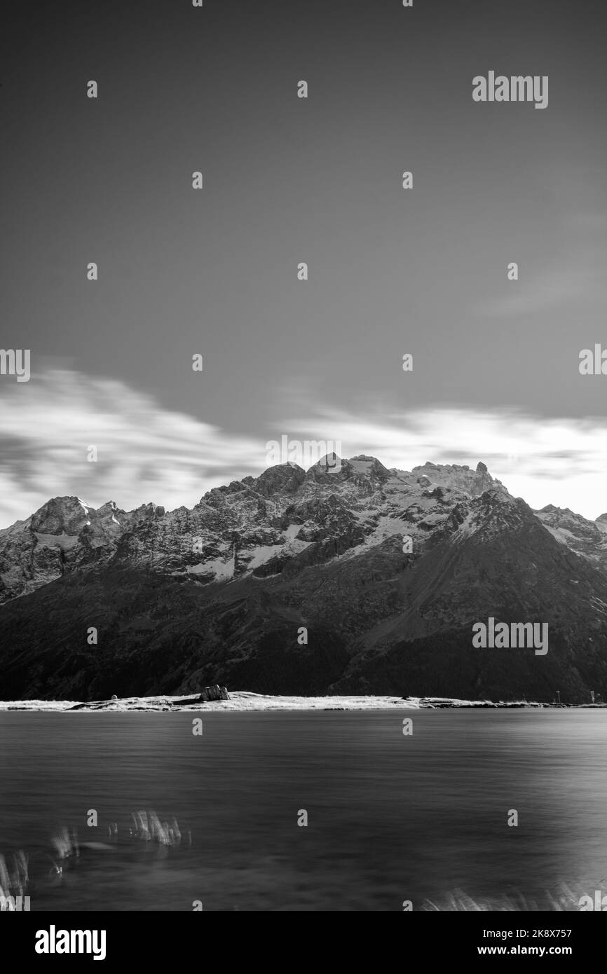 Der Gipfel der Alpen ist Anfang Oktober. Schnee auf dem Gipfel des Berges. Foto der Berglandschaft. Alpenregion Stockfoto