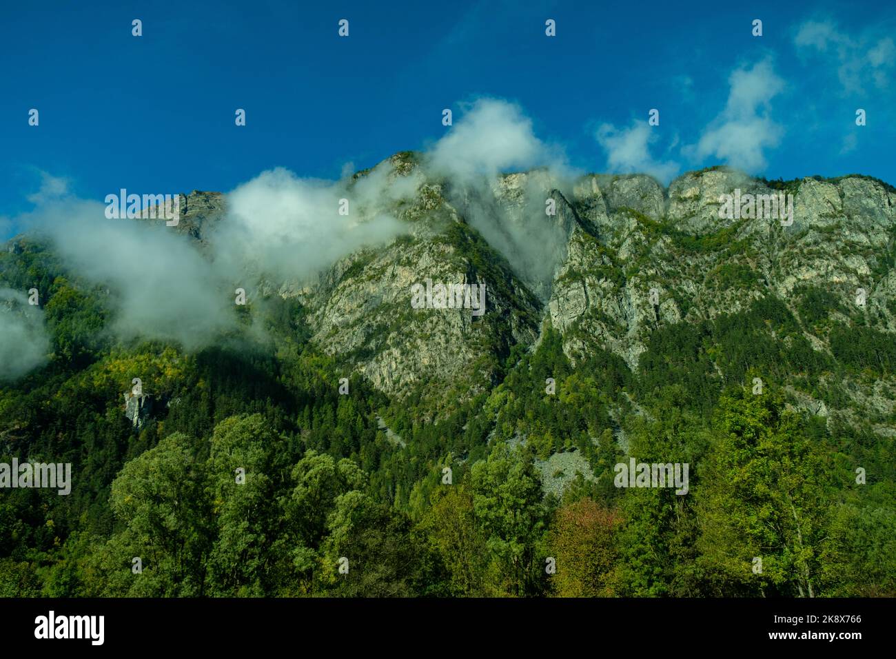 Der Gipfel der Alpen ist Anfang Oktober. Schnee auf dem Gipfel des Berges. Foto der Berglandschaft. Alpenregion Stockfoto