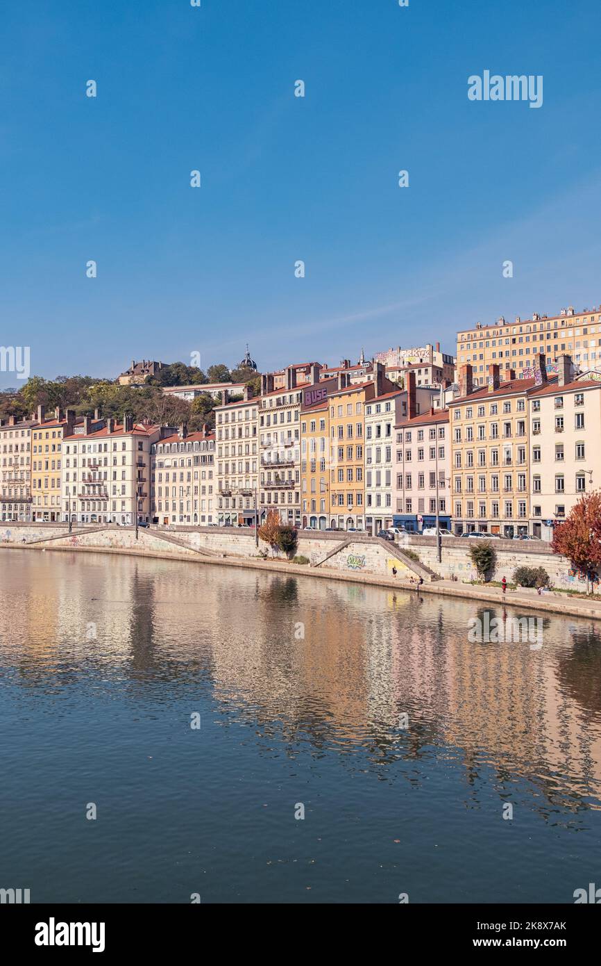 Französische Stadt an einem sonnigen Tag mit einer Straße am Fluss Stockfoto