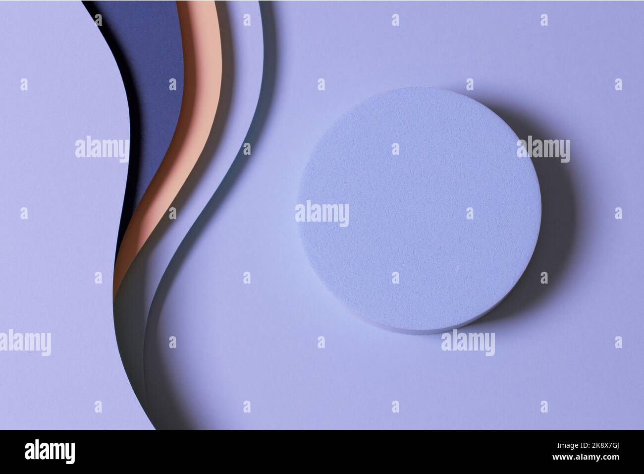 Blank runde geometrische Form hellblau Podium Plattform auf Papier geschnitten abstrakt minimal geometrische Form blau, pastellrosa, lila Farben Farbe Hintergrund Stockfoto