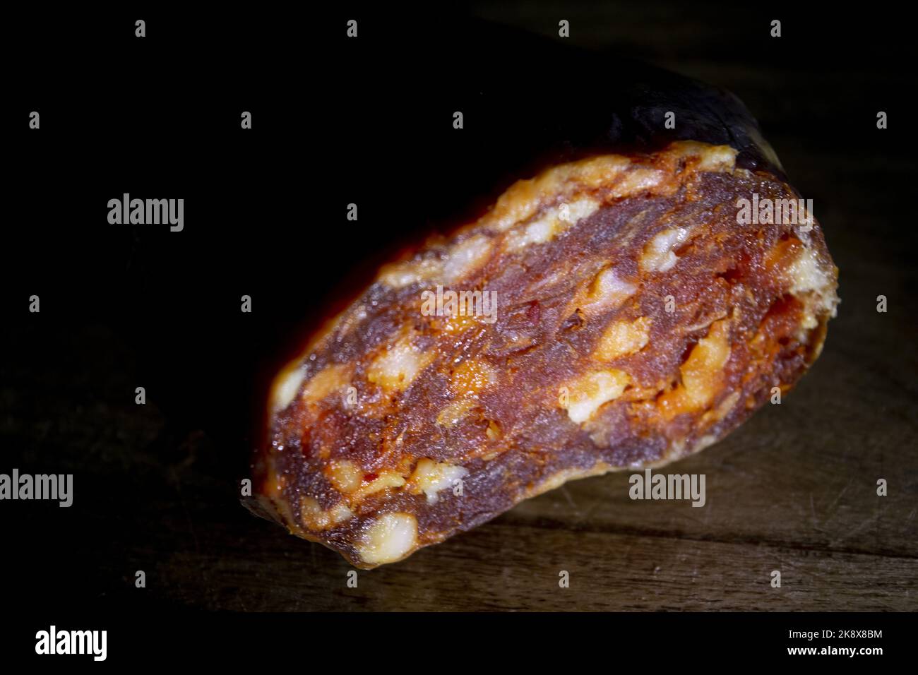 Soppressata Salami traditionelle Calabrese Salami in dunklem Licht Stockfoto
