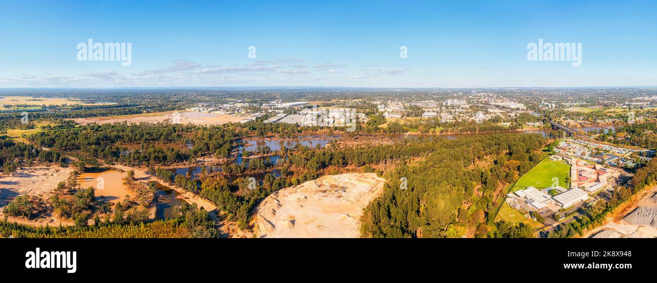 Zentrales Luftpanorama des Nepean River unter den Blue Mountains rund um das Becken von Greater Sydney in Australien. Stockfoto