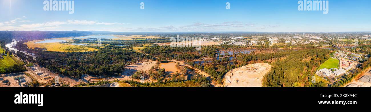 Linkes Zentrum Luftpanorama des Nepean Flusses unter den Blue Mountains um das Becken von Greater Sydney in Australien. Stockfoto