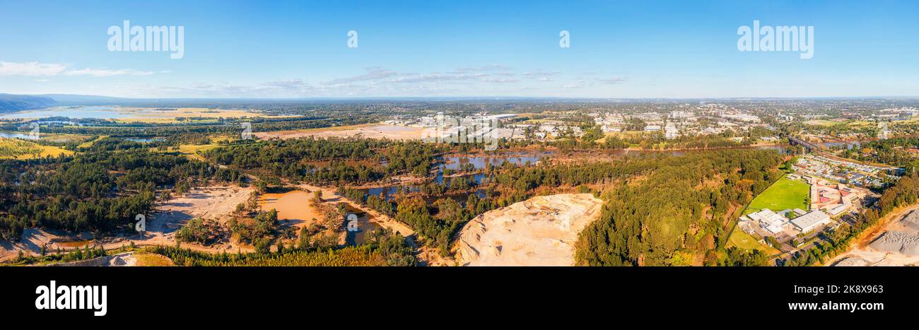 Breites Luftpanorama der Ebenen rund um den Nepean River unter den Blue Mountains am Becken von Greater Sydney in Australien. Stockfoto