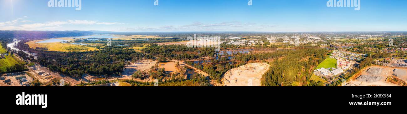 Landschaftliches Luftpanorama des Nepean River unter den Blue Mountains rund um das Becken von Greater Sydney in Australien. Stockfoto