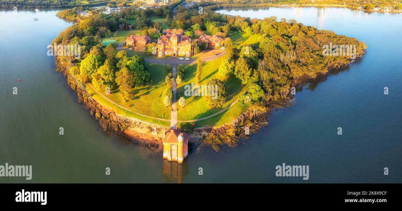 Rivendell Schule im grünen Park von Sydney am Ufer des Parramatta Flusses - Luftpanorama. Stockfoto