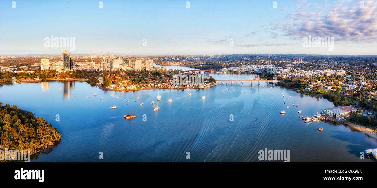 Parramatta River im Westen von Sydney, NSW, Australien bei City of Ryde - Luftpanoramic Cityscape. Stockfoto