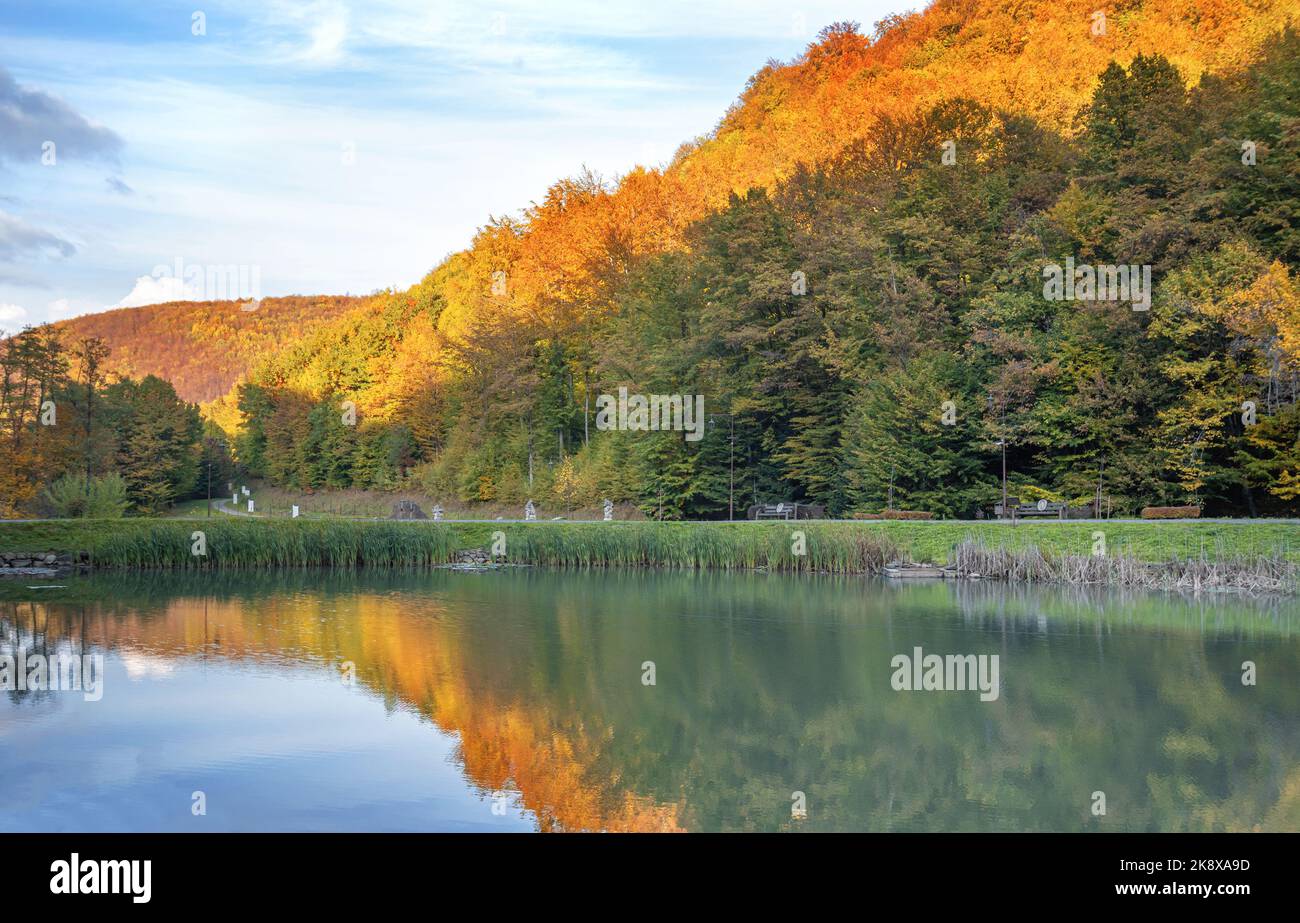 Herbst in den Bergen in der Nähe des Sees. Stockfoto